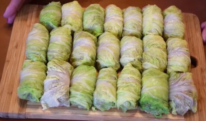 Голубцы с молодой капустой рисом и фаршем. Голубцы с пекинской капустой и фаршем. завернутые голубцы в капустные листья. голубцы с пекинской капустой. завернуть голубцы в капусту.
