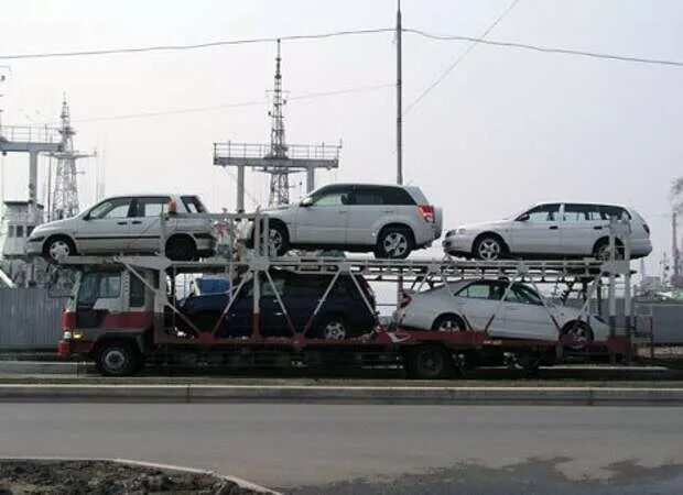 Доставка машин из японии в россию. Перевоз авто японские. Автовоз с машинами из Японии. Погрузка автомобилей в Японии. Доставим авто с Японии.