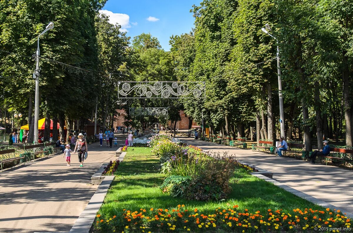 Сколько парков в смоленске. Памятник в лопатинском саду смоленск. Лопатинский сад смоленск. Смоленск улица ленина 2а лопатинский сад. Лопатинский сад смоленск.