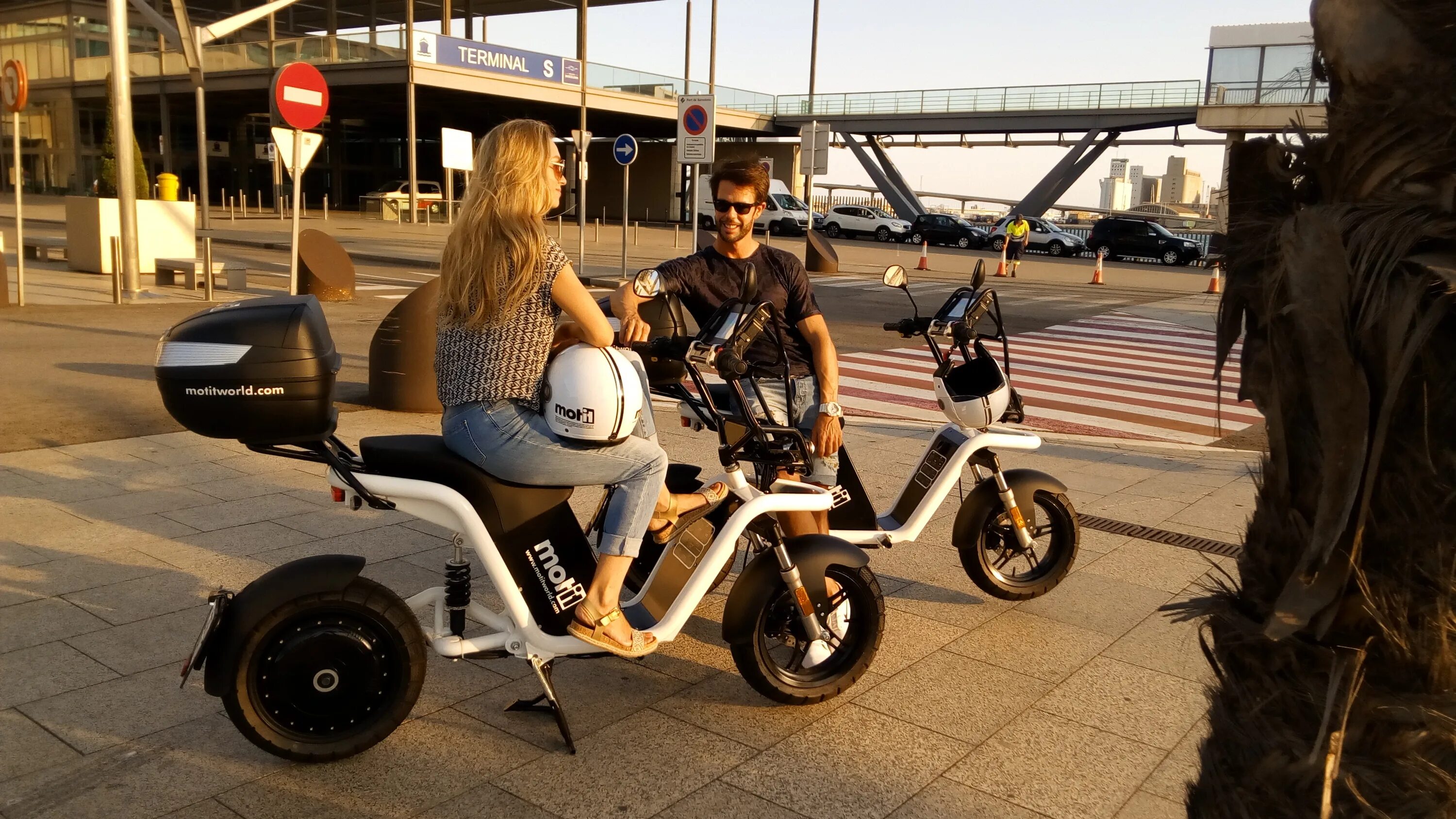 Мотошеринг. Мотошеринг. Youdrive lite аренда электросамокатов. Мотоцикл на садовом. Электромопед black warrior.