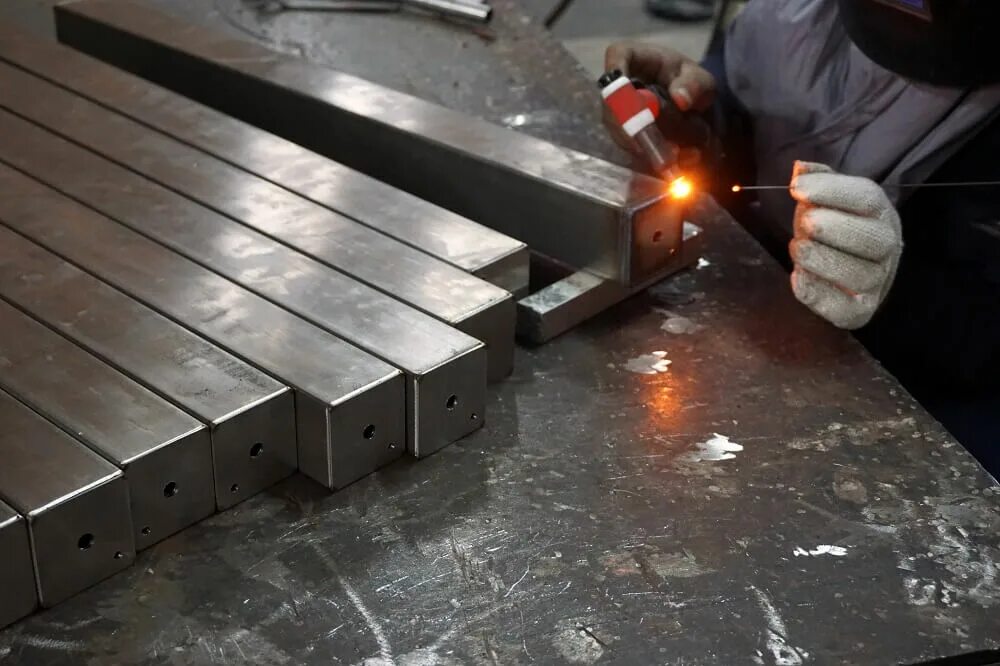 Сварить нержавеющую сталь. Нержавеющая сталь сварка. steel welding. сварка листового металла из нержавейки контактной сваркой. сварка трубы из нержавейки и черного металла.