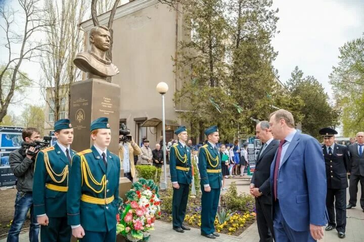 Гагарина черкесск. Бюст в городе Черкесске. Черкесск Гагарина. Мэр города Гагарин.