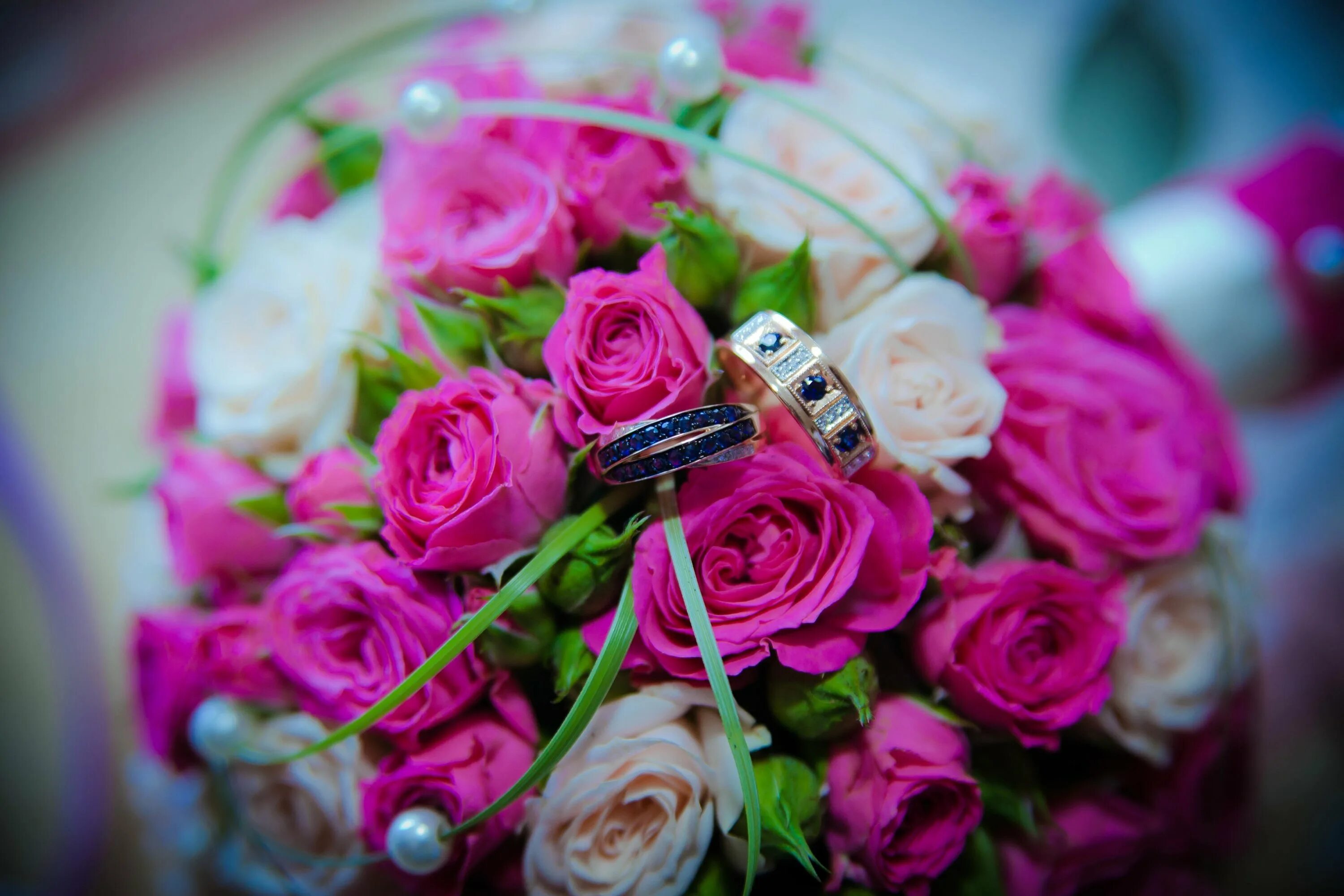 Розовый букет песня. Красивый букет. Красивый букет роз. Букет цветов на свадьбу. Свадебный букет и кольца.