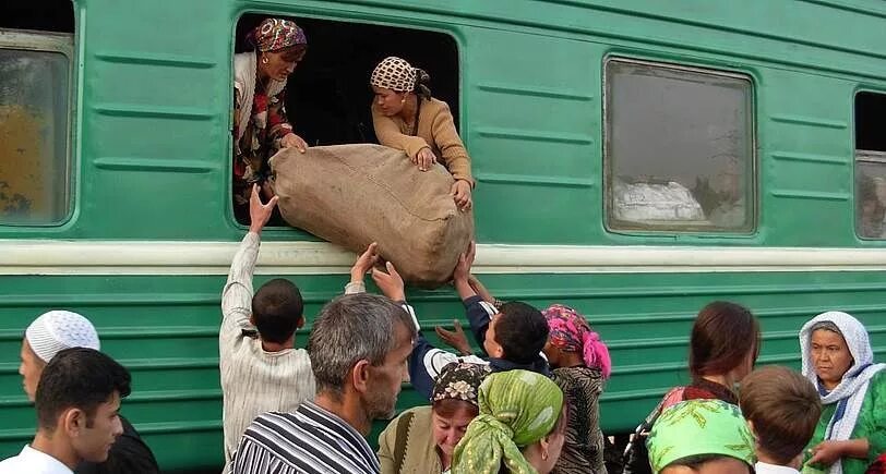 Таджики попрятались. Цыгане в поезде. Таджики в поезде. Узбек в поезде. Цыгане люли.