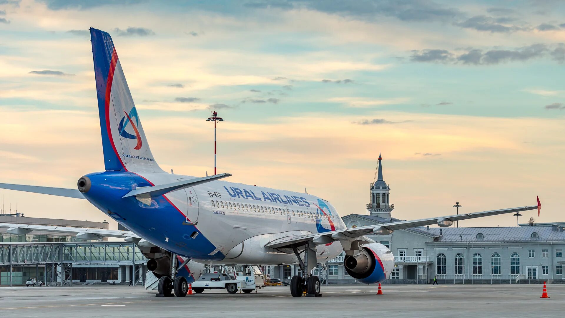 Ural airlines рейсы. Уральские авиалинии. самолёт уральские авиалинии. а380 уральские авиалинии. a320 ural airlines кольцово.