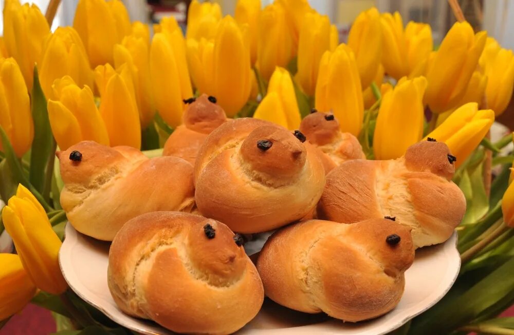 Традиция печь жаворонков на 40 мучеников севастийских. Жаворонки православный праздник. Православие жаворонки праздник. Жаворонки православный праздник. Дети пекут жаворонков.