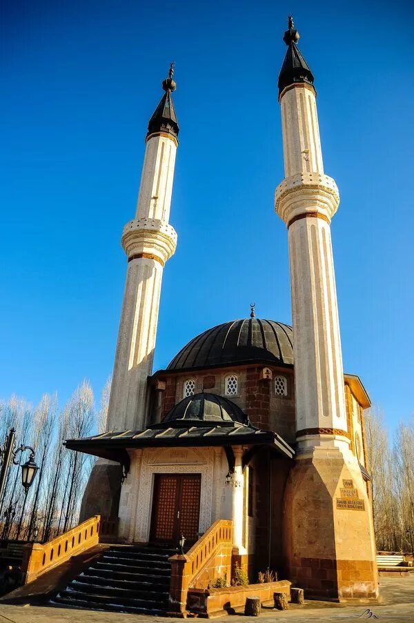 Самая маленькая мечеть в мире набережные челны. Самые маленькие мечети. Самая маленькая мечеть. Самая маленькая мечеть. Мечеть тауба набережные челны.