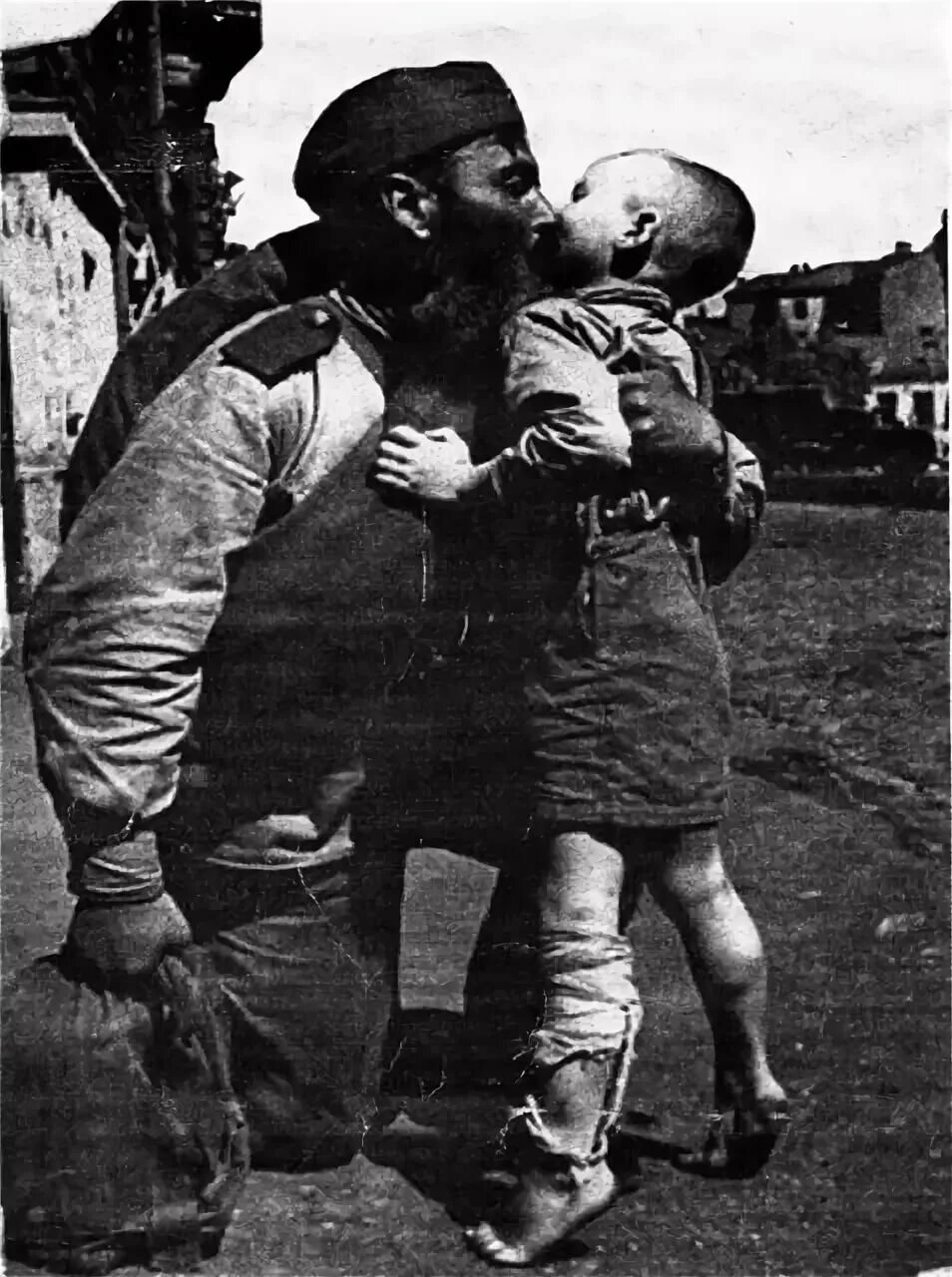 Поколения после войны. Солдат обнимает ребенка. Солдат с ребенком.