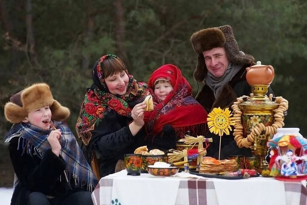 Семейные традиции масленица. Масленица застолье. масленица семейный праздник. праздничный стол на масленицу. традиции празднования масленицы.