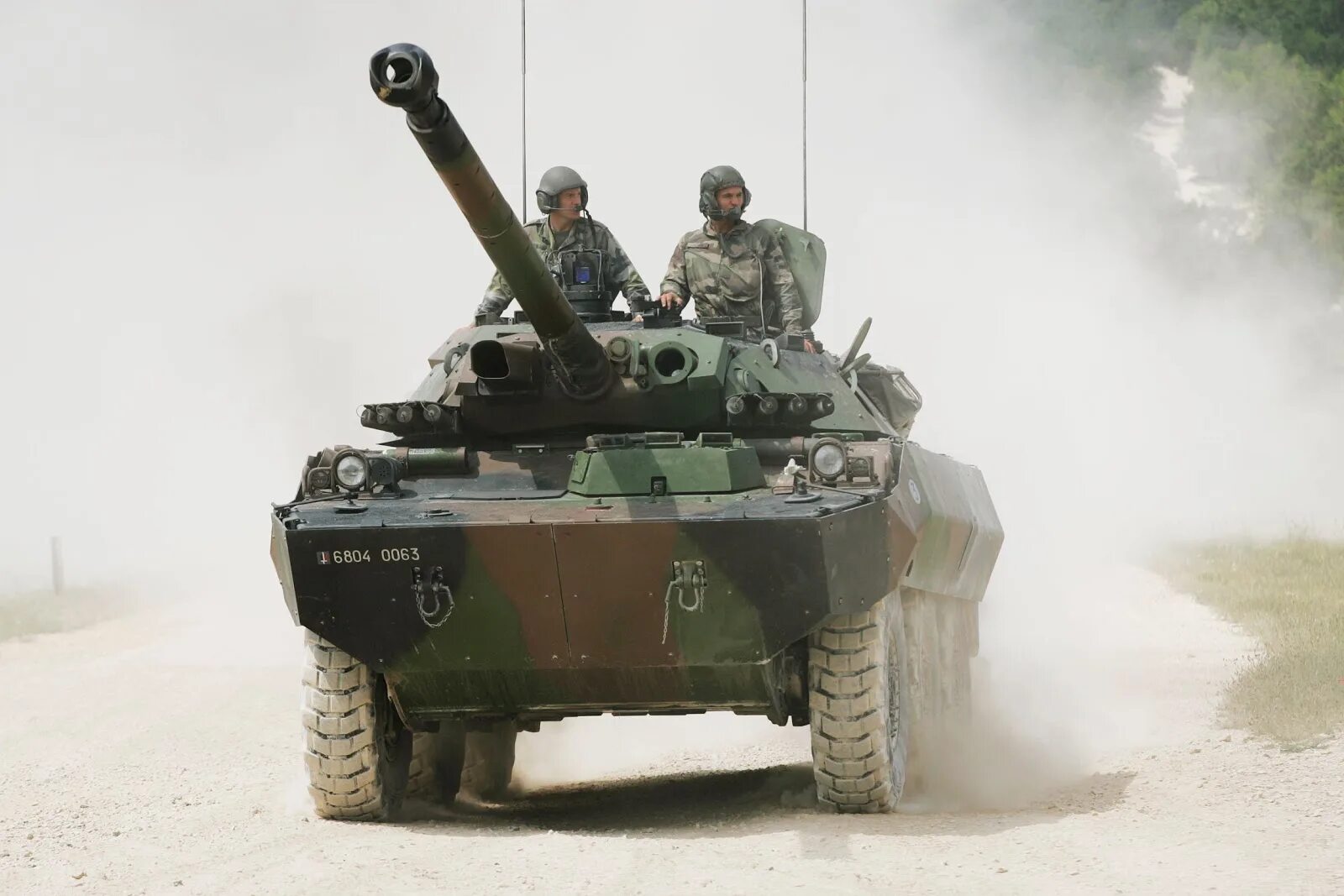 Французский колёсный танк amx-10rc. Amx-10rc колесный танк. Колесные танки amx-10 rc. Бмп amx-10 rc. Amx 10rc боевая бронированная.