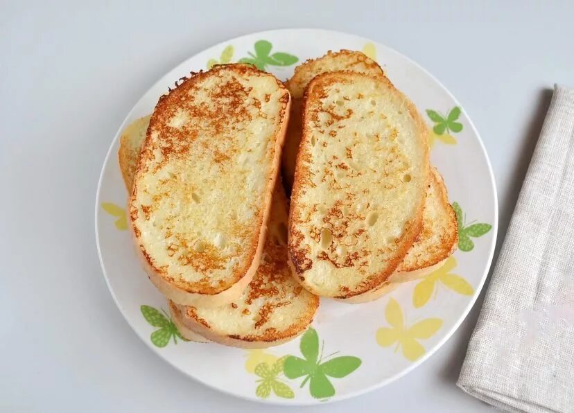 Хлеб с яйцом и сахаром на сковороде