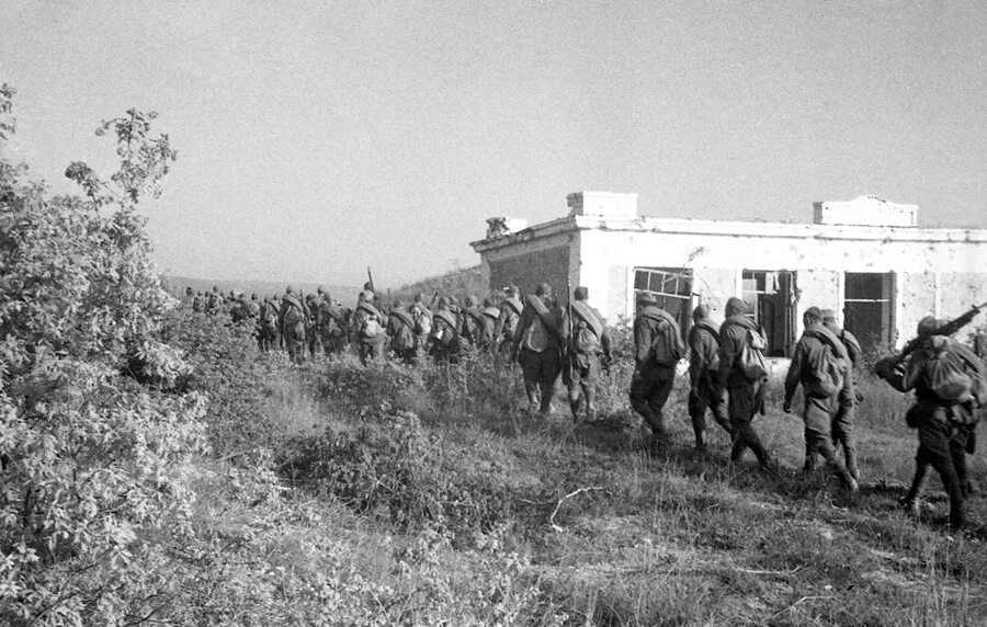 10 мая 1944. Г севастополь освобождение 1944г.. освобожденный севастополь май 1944. освобождение севастополя 1944 графская пристань. севастополь 9 мая 1944.