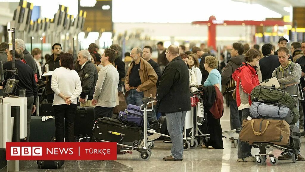 Очередь на регистрацию в аэропорту. Аэропорт народ. Зал ожидания аэропорт очередь. Очередь в аэропорту. Очередь в аэропорту.