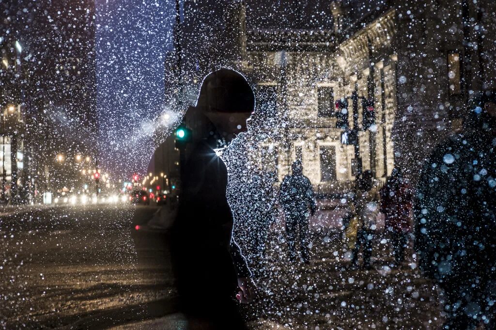 Песни на нов ночь. Человек на фоне зимнего города. Человек зимой ночью. Ночной снегопад в городе. Человек на улице зимой ночью.