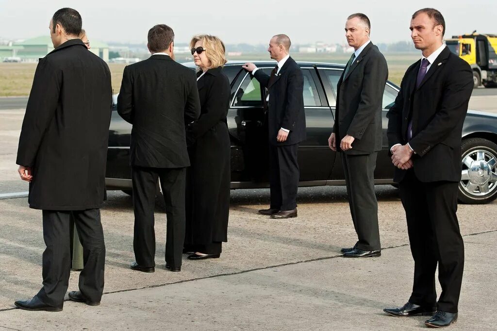 Охрана госслужащего. Джип охраны президента сша. Толпа чиновников. Фсо кортеж президента путина. Личная охрана президента россии.