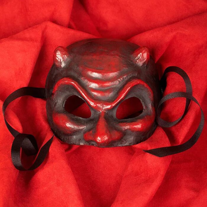 Карнавальная маска красная. Маска красно черная. Красно чёрная карнавальная маска. Маска черно-красная маскарадная.