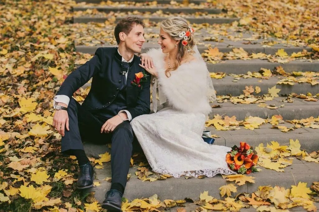Осенняя свадьба фотосессия. Осенняя свадьба. Осенний свадебный букет невесты. Осенние свадьбы песни. Свадебная фотосессия осенью.