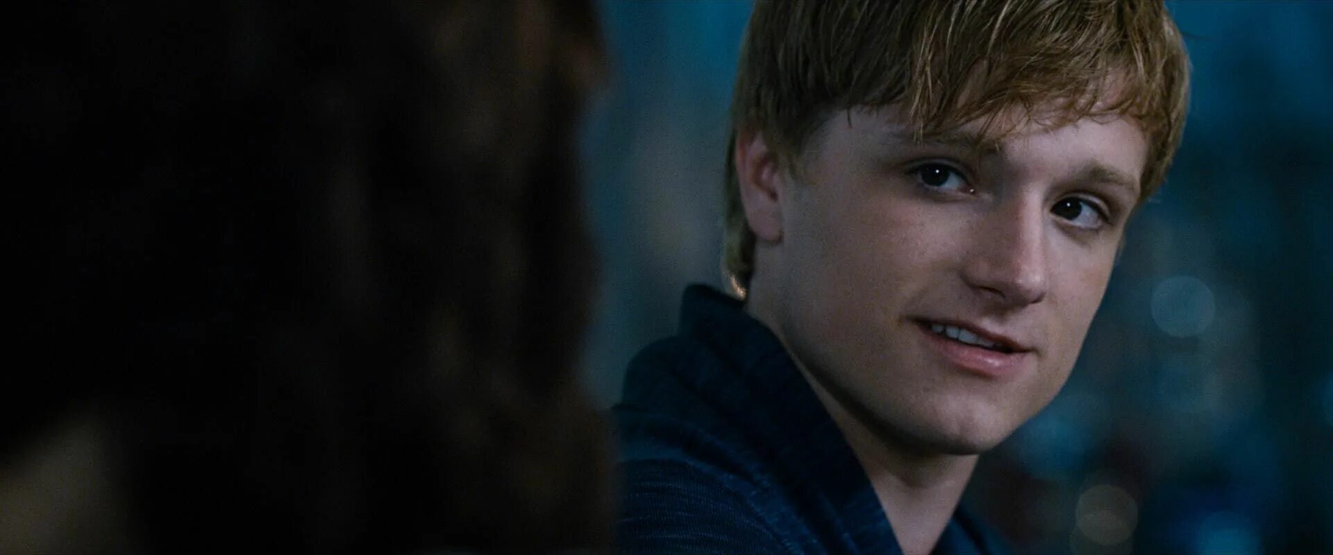 Собака во дворе. Собака с телефоном. Джош хатчерсон голодные игры. Американский питбультерьер. Пить или не пить пить.