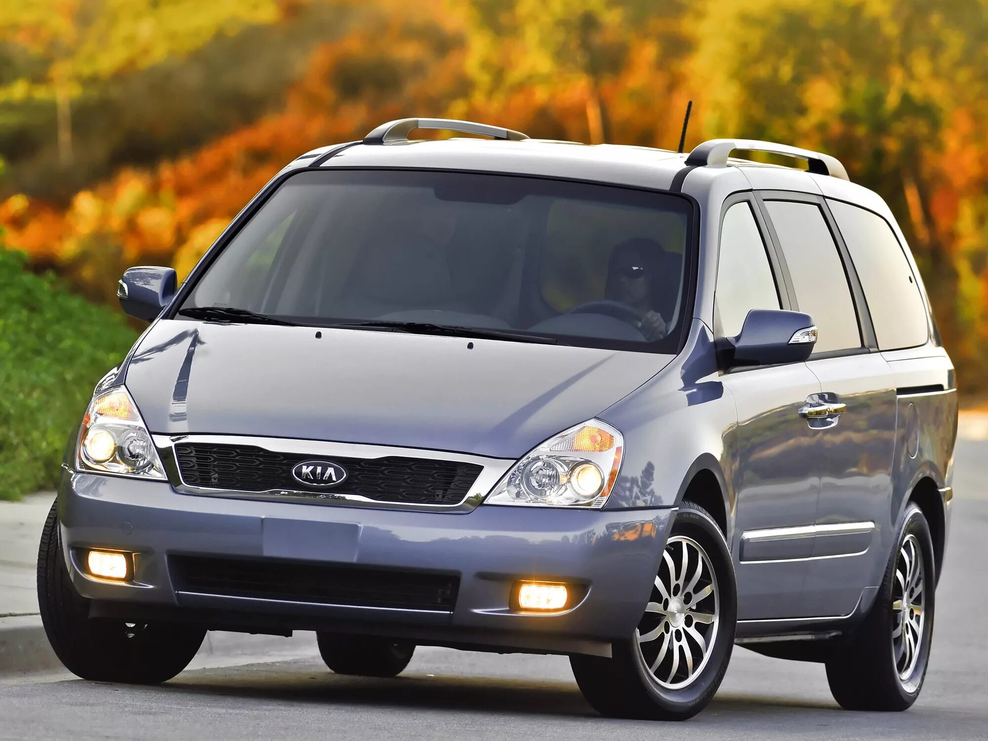 Kia carnival поколения. Kia Sedona 2010. Kia Sedona 2011. Киа Седона 2. Kia минивэн Sedona.