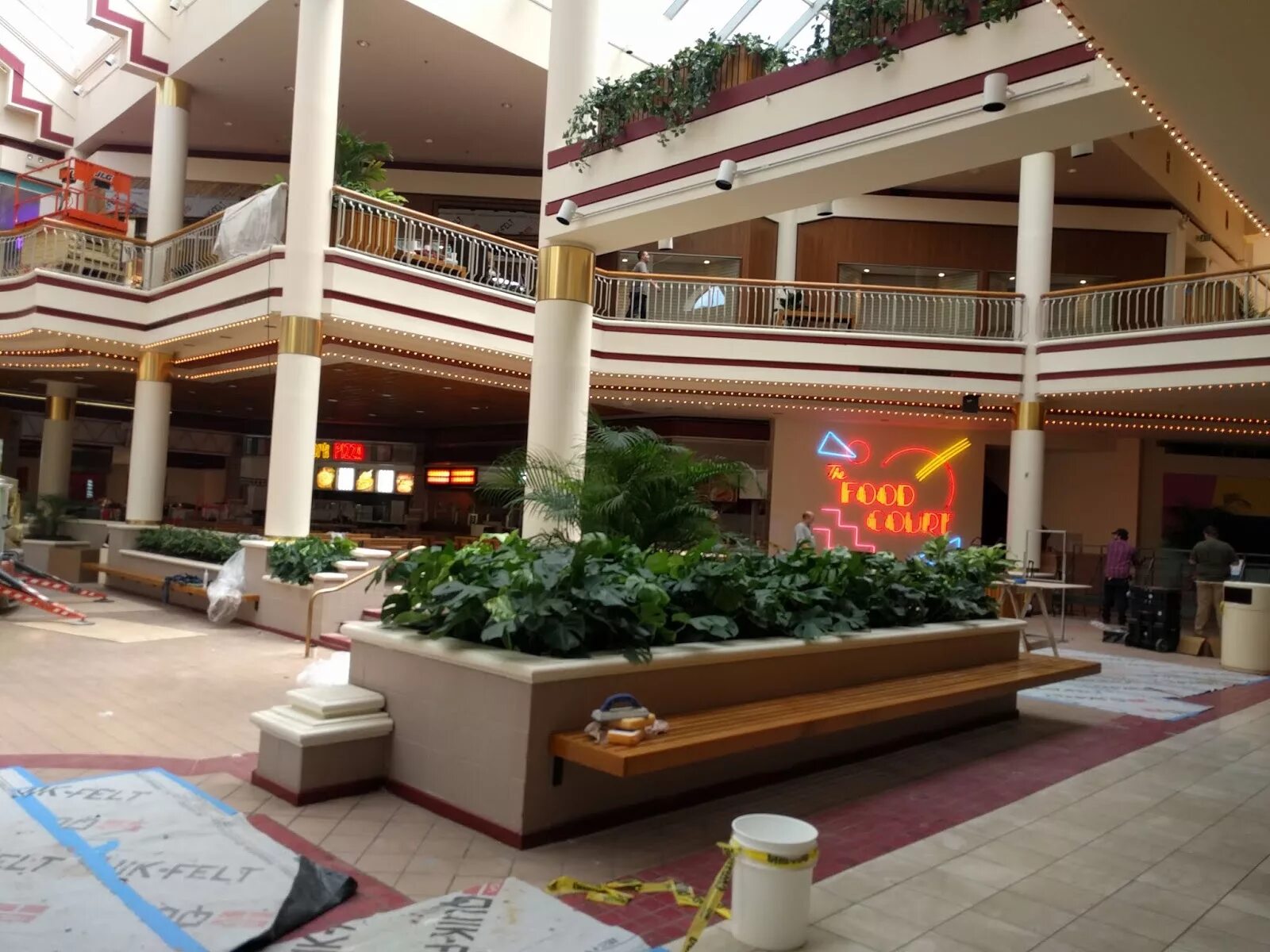 Центр осд. Starcourt mall. starcourt mall stranger things. старкарт молл очень странные дела. торговый центр starcourt.