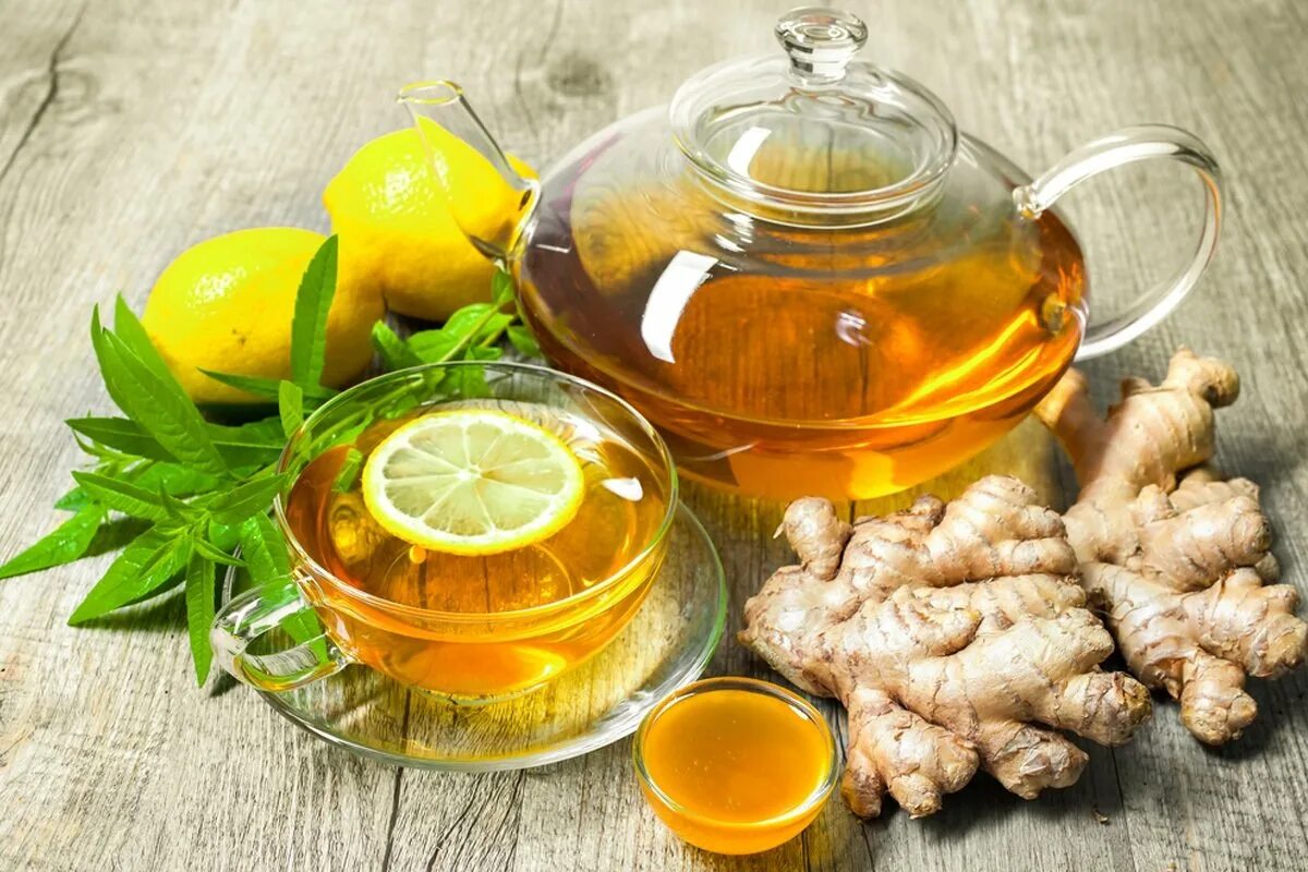 Вкусный чай в домашних условиях. Чай имбирь лимон мед зеленый чай. Корень имбиря лимон чай. Имбирный чай. Чай с лимоном и имбирем.
