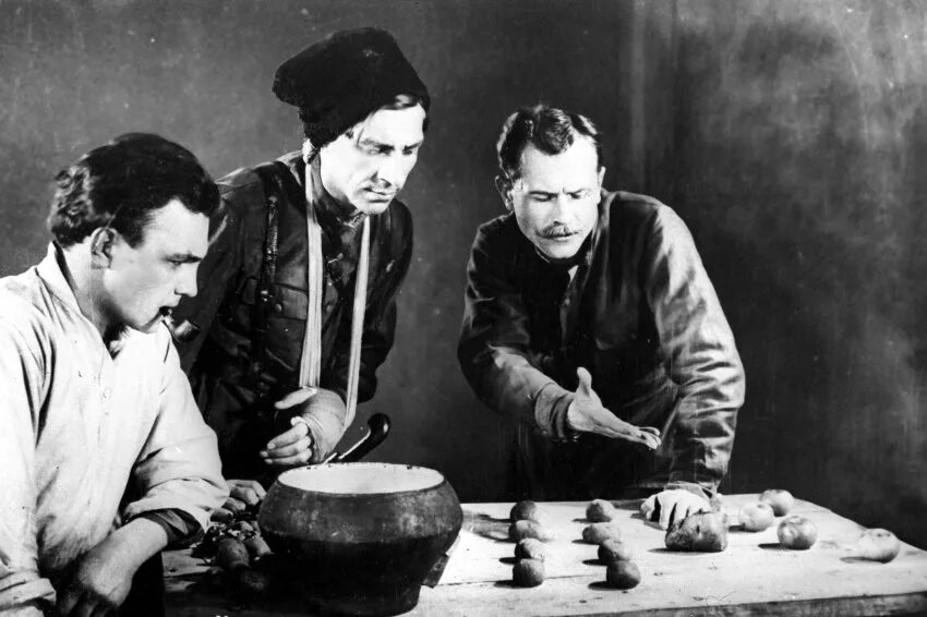 Где должен быть командир. Где должен быть командир. Василий иванович и петька картошка. Командир впереди на лихом коне. Карикатуры на оппозицию в белоруссии.