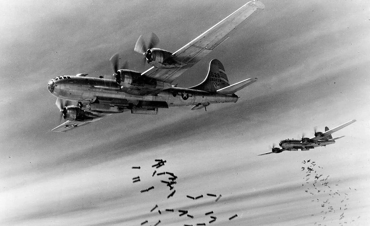 Нападение с неба. Бомбардировщик Боинг b-29 бомбят Японию. Бомбардировка Токио 1942. Самолёты b29 бомбят Японию. B-29 ВВС бомбардировщик Япония.