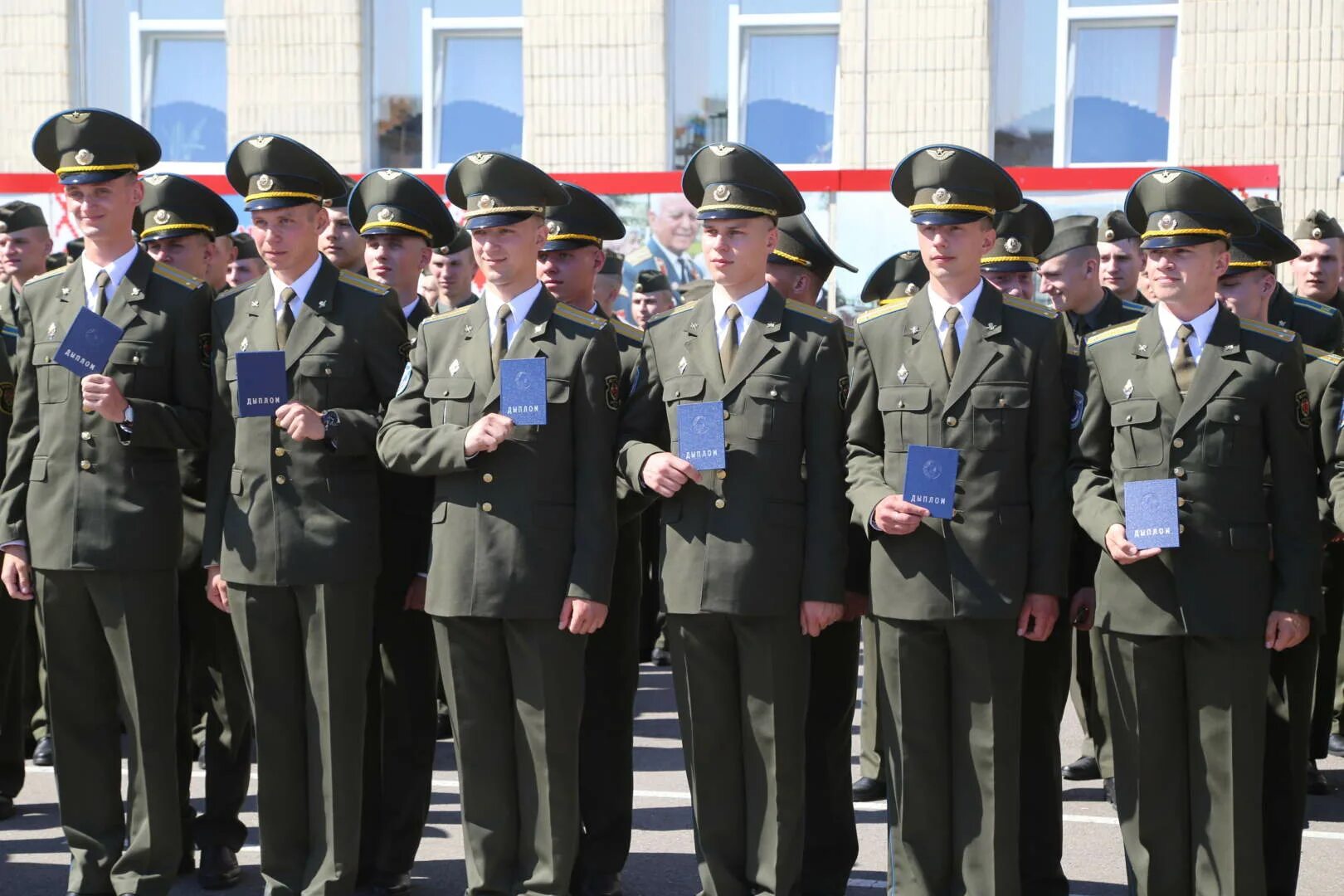 Офицеры фото. Выпуск военной Академии Республики Беларусь 1997. Форма военной Академии. Офицерская Военная Академия. Выпуск военной Академии.
