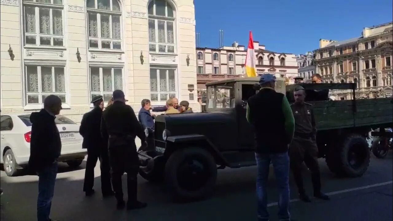 Колонна машин на 9 мая. БТР возле оперного театра в Одессе. Автопробег 9 мая 2022. Автопробег ко Дню Победы в Кишиневе. Театр день победы