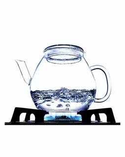 На столе стоит чайник с водой