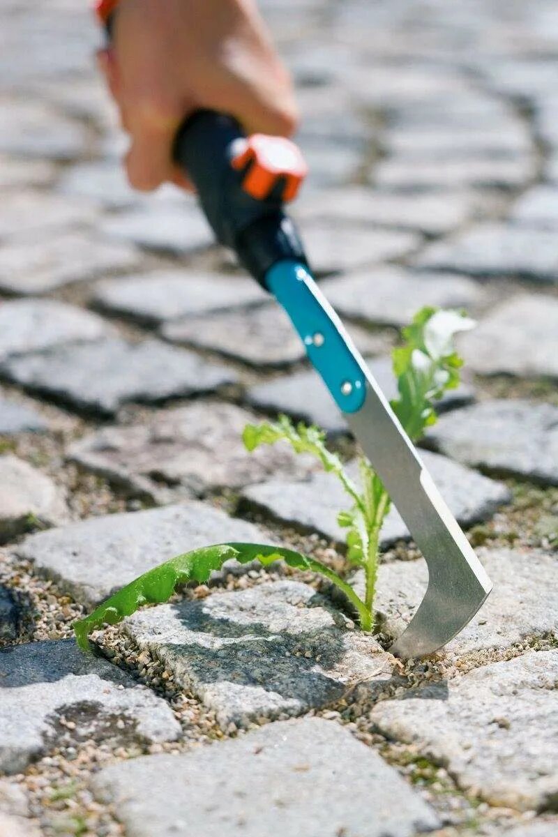 Как убрать сорняки между плитками. Очиститель щелевой gardena. очиститель щелевой gardena 8927-20. инструмент для прополки сорняков между плитками. инструмент для удаления травы между плитками.