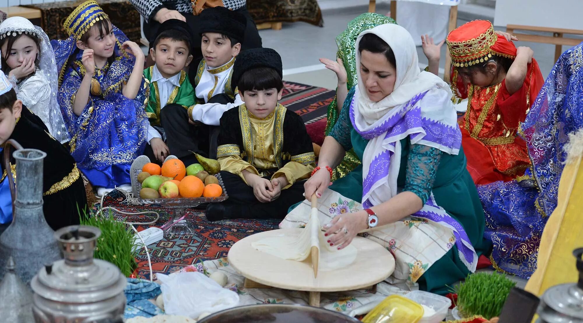 Навруз это какой праздник. Новруз Азербайджан традиции. Новруз байрам Туркменистан. Навруз национальный праздник Узбекистана. Праздники азербайджанцев.