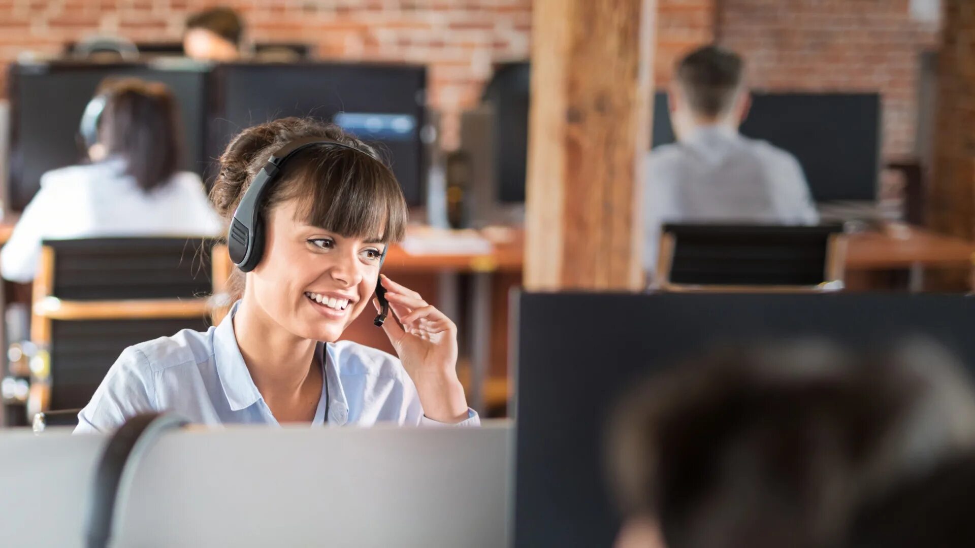 Customer service desk. Специалист. девушка help desk на конференции. help desk фон. служба доверия колл центр.