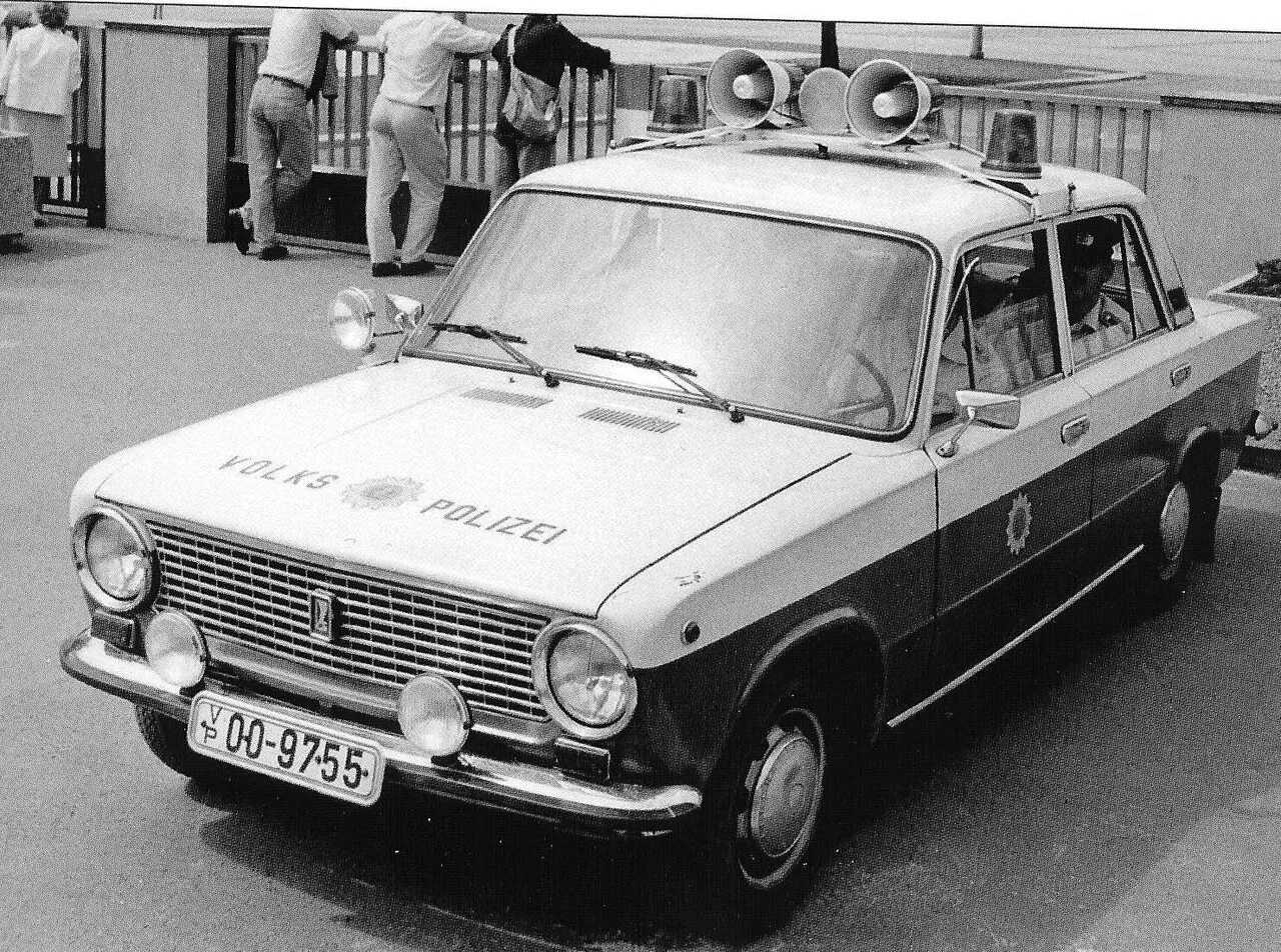 Гдр 14. Москвич-412 Volkspolizei. ВАЗ 2107 Volkspolizei. ВАЗ 2101 полиция ГДР. 2101 Volkspolizei.