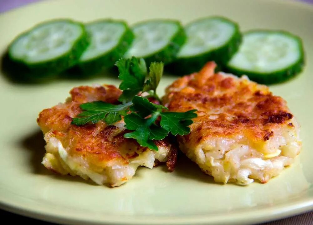 Рецепт котлет из кабачков и картофеля. Котлетки с цукини. котлеты из кабачков. овощные котлеты из кабачков. котлеты из кабачков и картофеля.