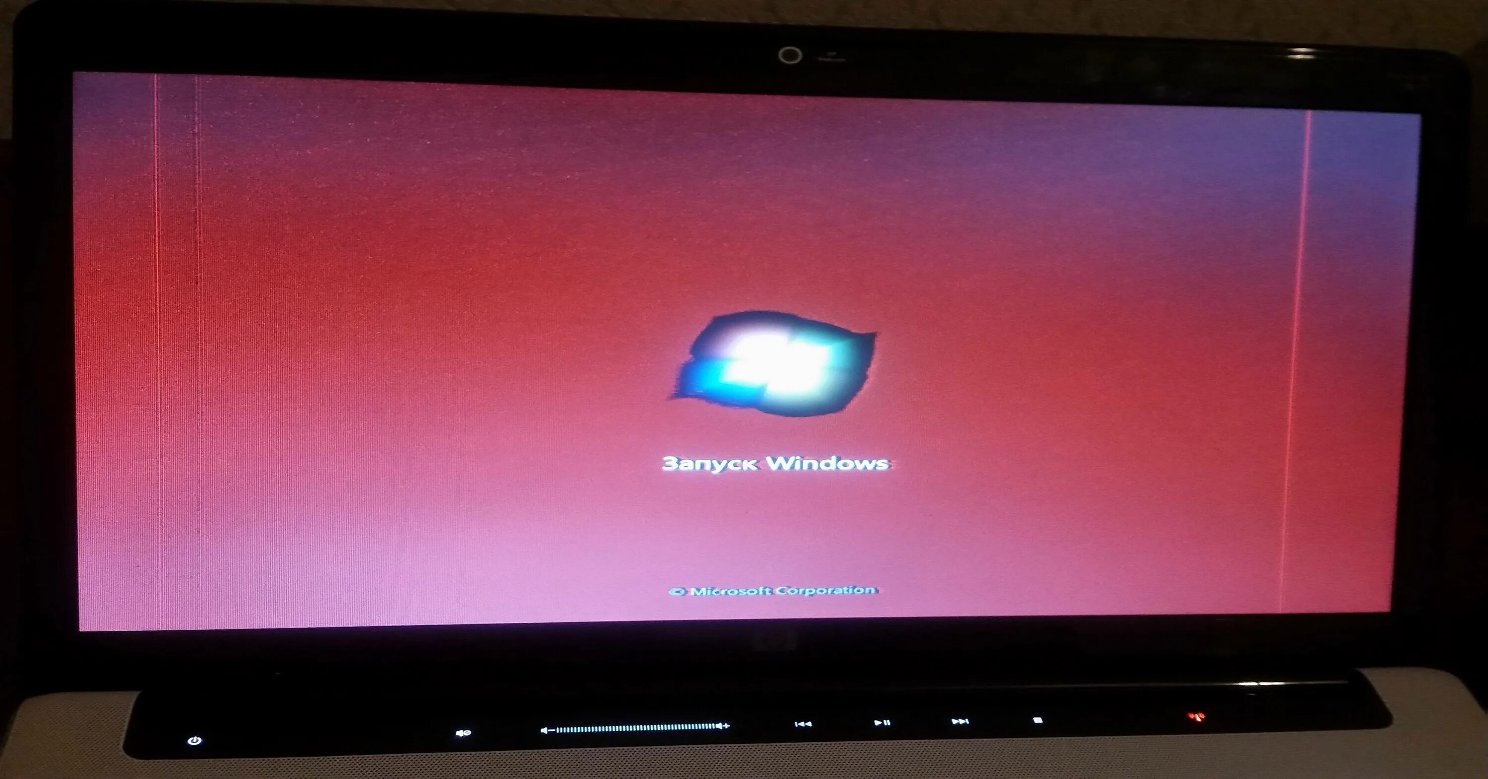 Красные полосы на экране монитора. Фиолетовый экран на ноутбуке. Красные пиксели на мониторе ноутбука. Фиолетовый экран телевизора.