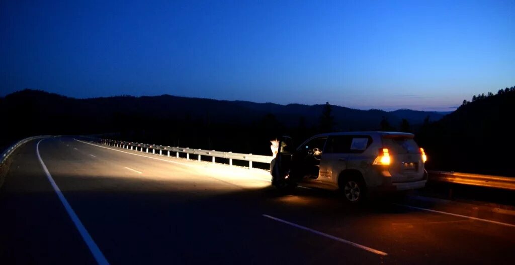 2 часа ночи мы летим по обочине. джессика лаундс высота фильм. туман дорога машина. 2 ночи мы летим по обочине. Homie эгоист.