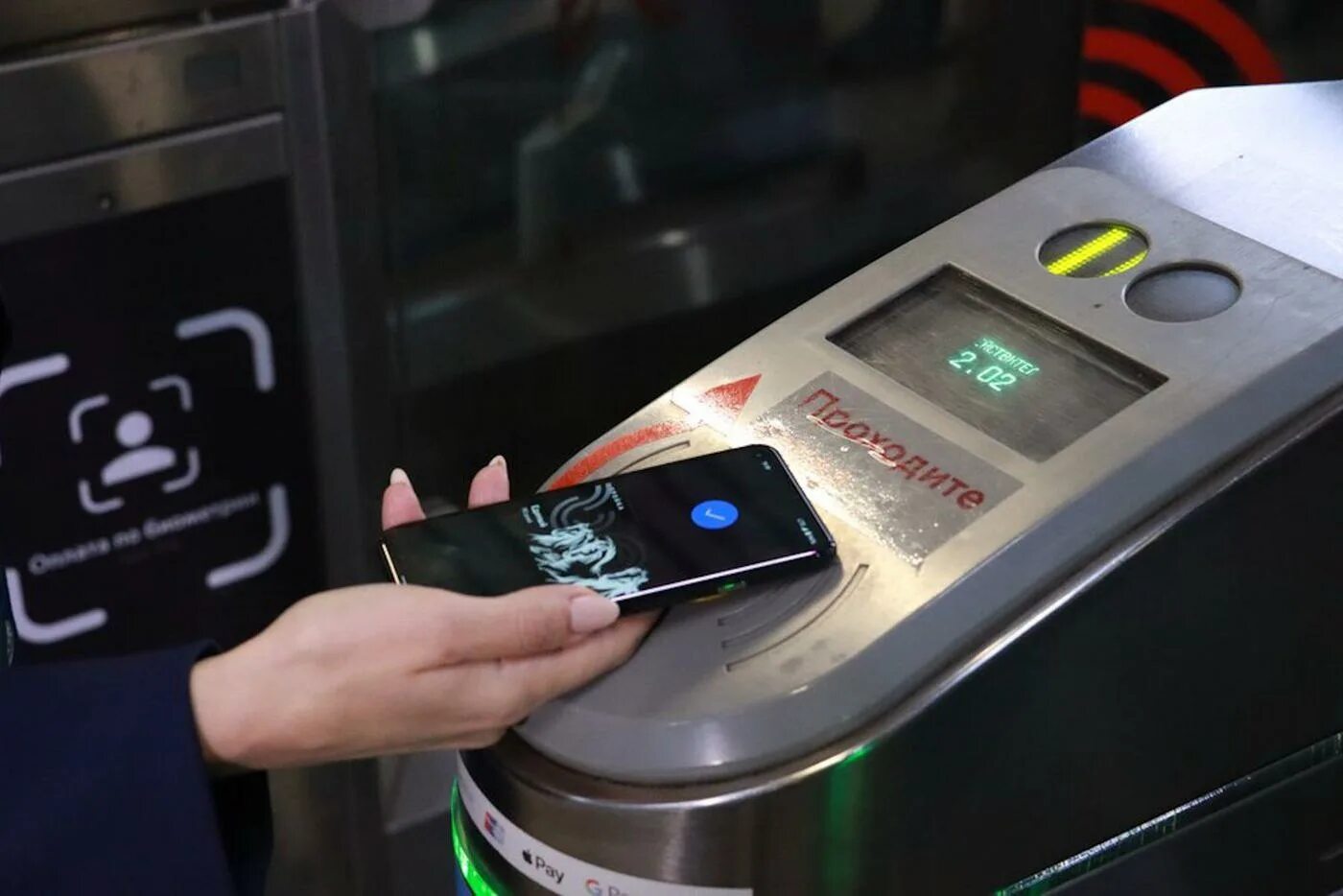 Как оплатить проезд в метро москвы. Турникет в метро. оплата проезда. турникеты в московском метро. оплата в московском транспорте.