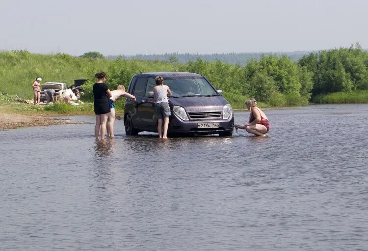 Штраф за мытье. Мытье машины в реке. Автомобиль в реке. Машина в речке. Машина в озере.
