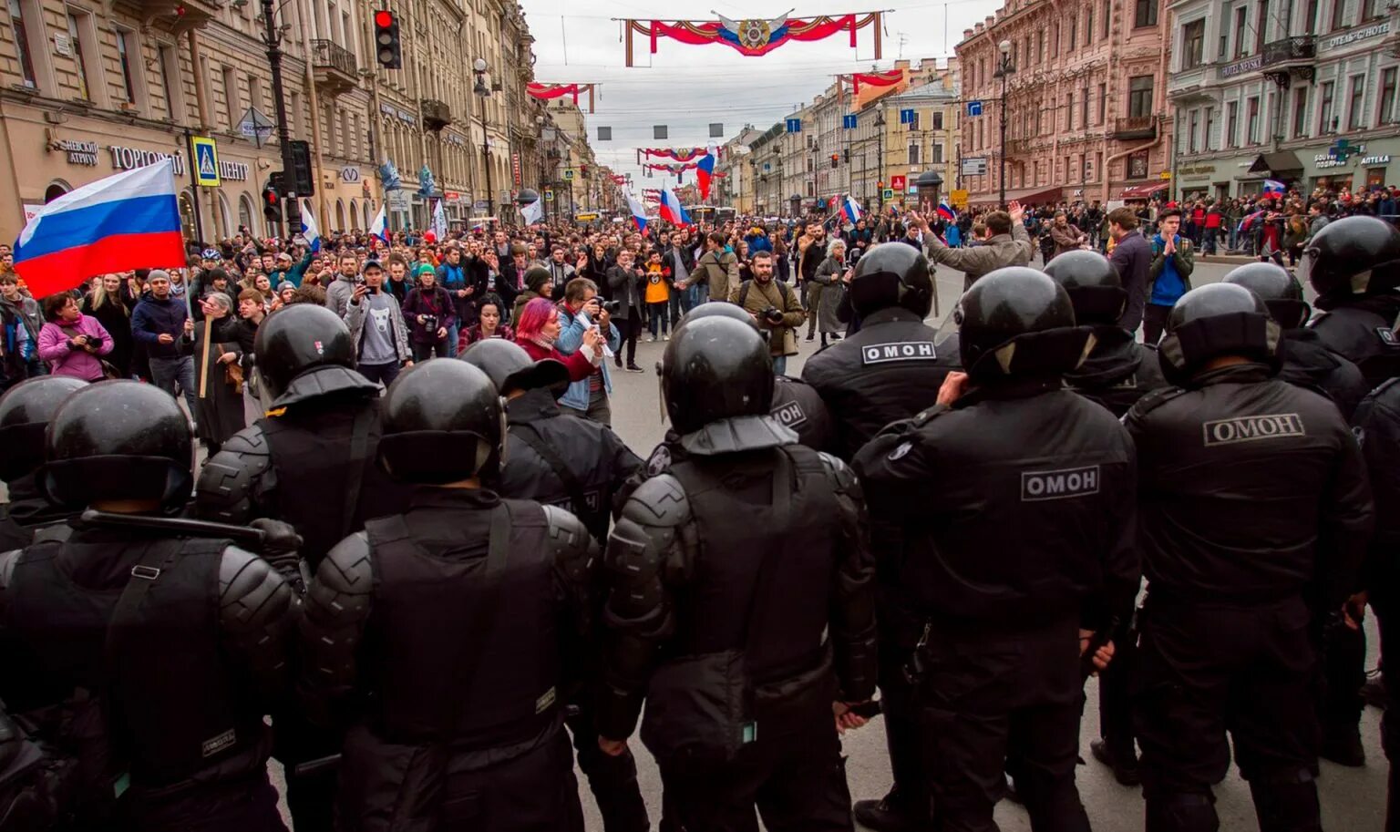 Несанкционированные мероприятия. Выпускники суворовского училища. События в москве сейчас. Русские на митинге. Москва люди.