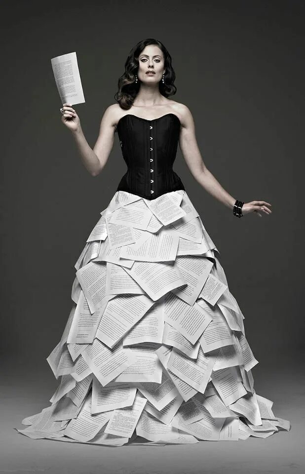 Самодельные платья. Бумажные платья. Необычные платья из бумаги. Красивое платье из газет. Костюм из бумаги.