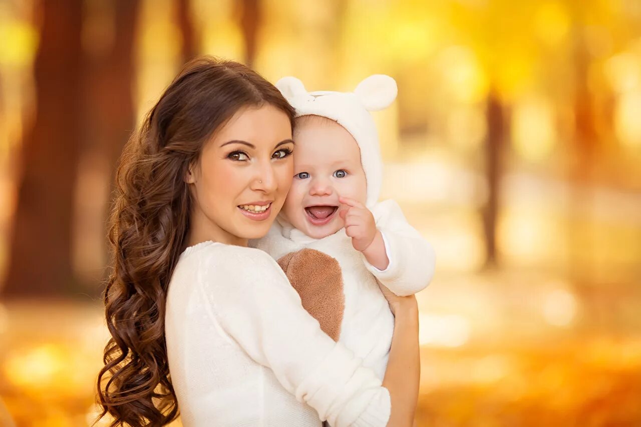 мама и новорожденный. женщина с ребенком. девушка с ребенком истории. девушка с ребенком на руках. мама и дочка.