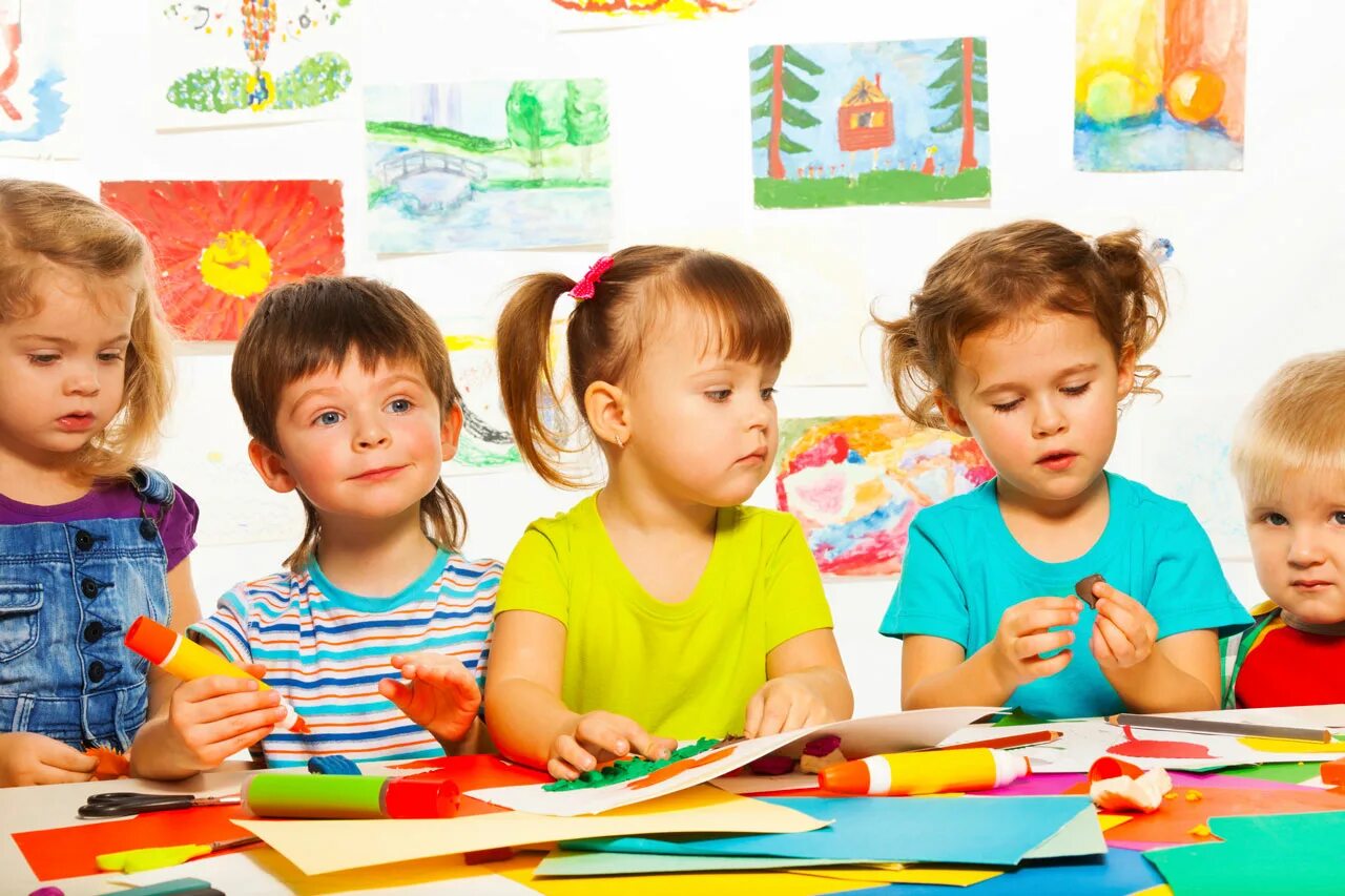 Картинка дети в детском саду. Дети дошкольного возраста. Занятия в детском саду. Занятия для дошкольников. Дошкольное образование.