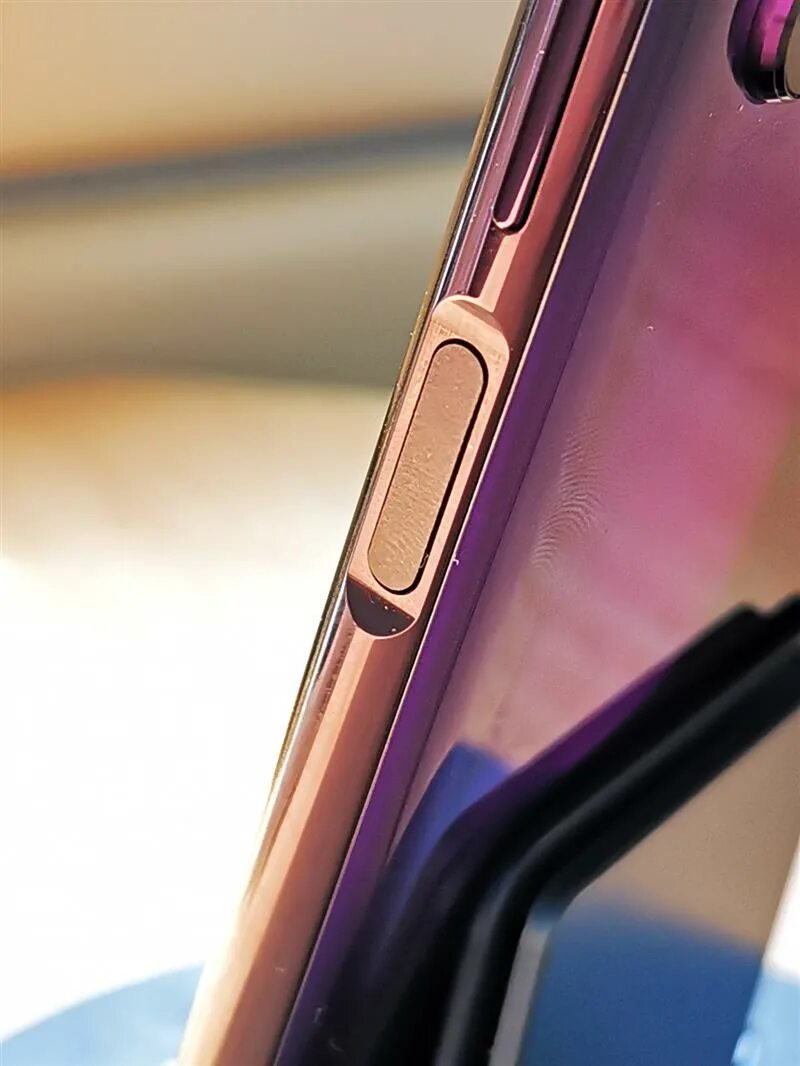 Отпечаток сбоку телефон. Самсунг с10е отпечаток пальца. Самсунг с отпечатком пальца сбоку. Honor 20 сканер отпечатка пальца. Отпечаток сбоку телефон.