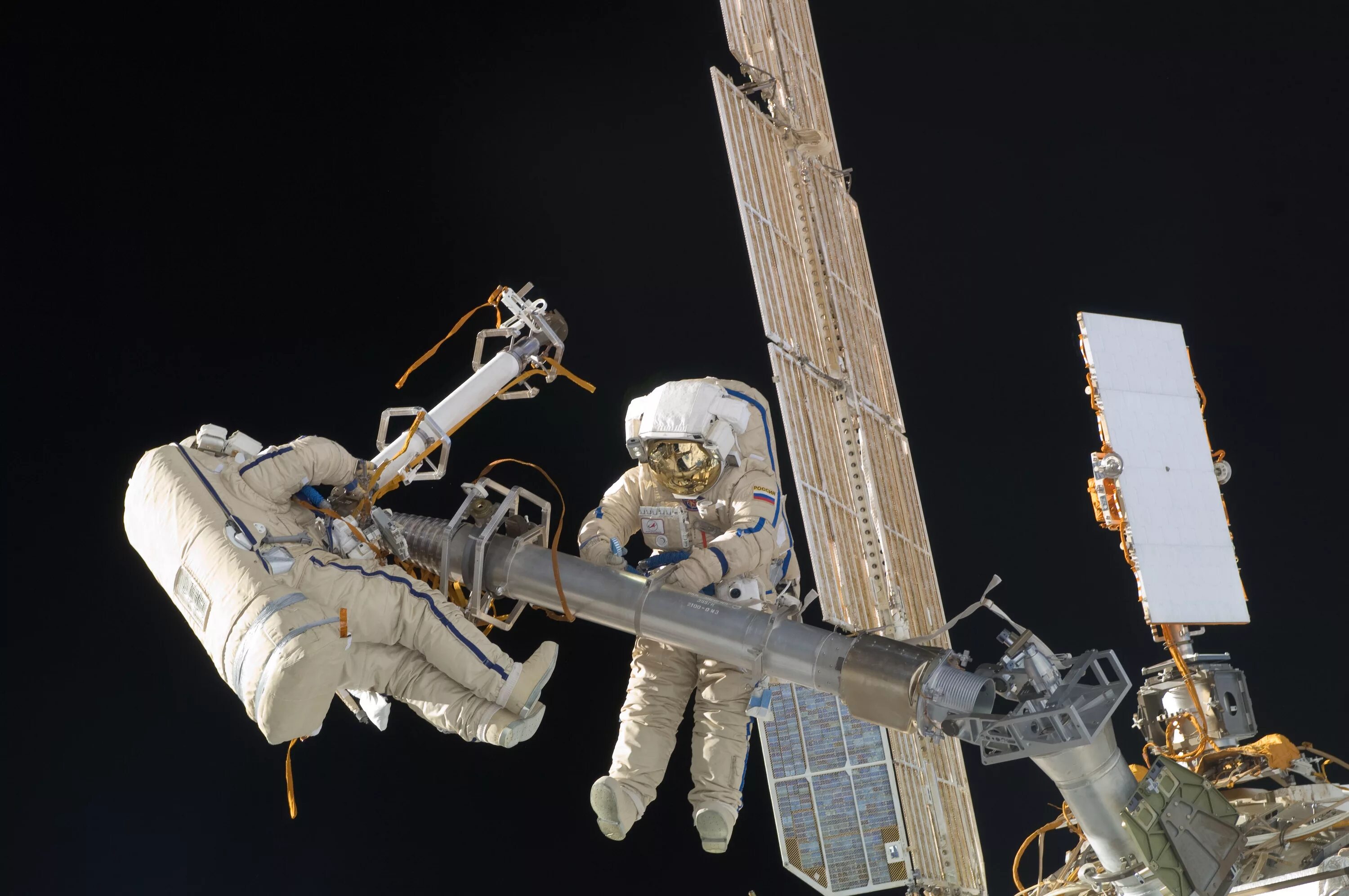 МКС 1999. Международная Космическая станция МКС. Международная Космическая станция МКС космонавты. Станция НАСА В космосе.