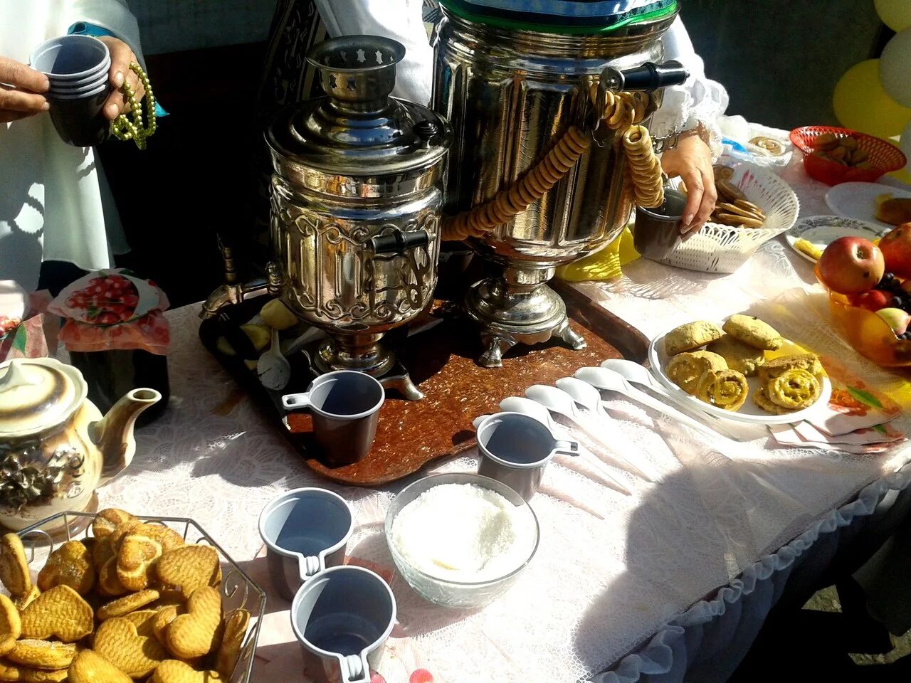 Русские чаи сайт. Чаепитие. Традиционное русское чаепитие. Чайный стол с самоваром. Самовар на столе.