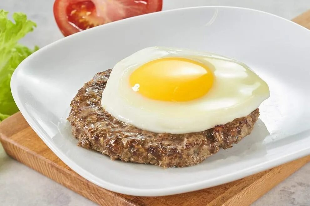 Как называется мясо с яйцом. Бифштекс рубленый с яйцом. бифштекс рубленный с яйцом. яичница с котлетой. котлета с яйцом сверху.