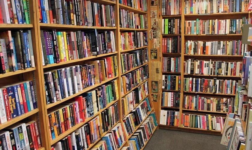 My books library. Инсталляция из книг в библиотеке. книга библиотека. магазин книг. bookshop картинки.