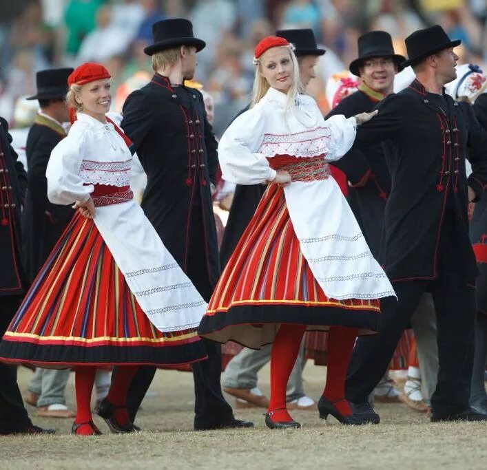 Эстонский костюм женский. Эстонская народная. Эстонский народный костюм женский. Эстонский танец йоксу-полька. Национальный костюм эстонии женский.