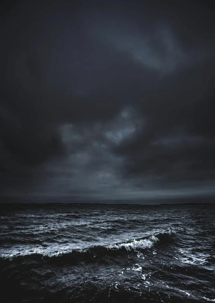 Есть черный океан. Темное море. Мрачное море. Море шторм. Море перед штормом.
